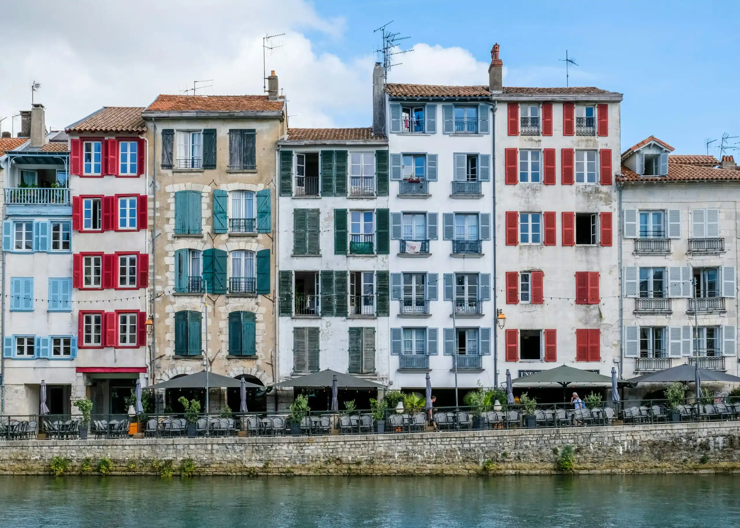Vue de maisons typiques de Bayonne devant la Nive