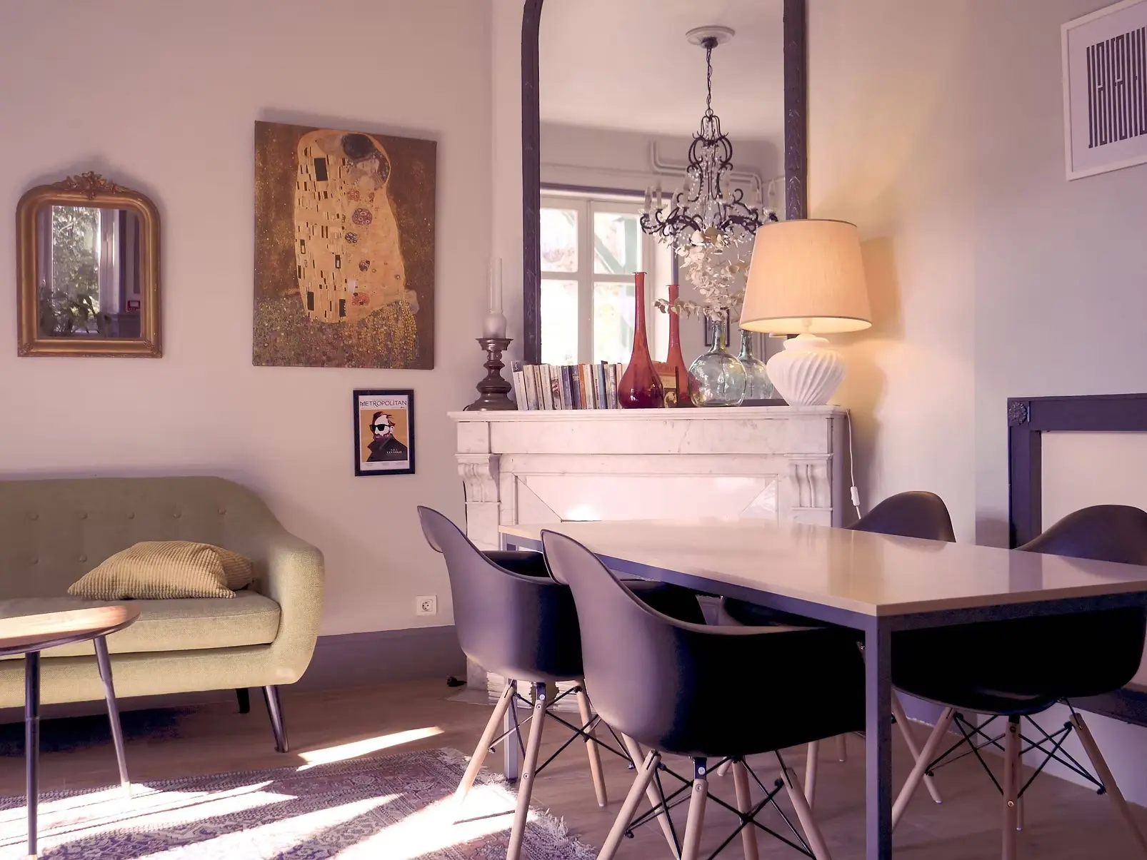 Intérieur de coworking avec canapé, table, chaises et ambiance chaleureuse