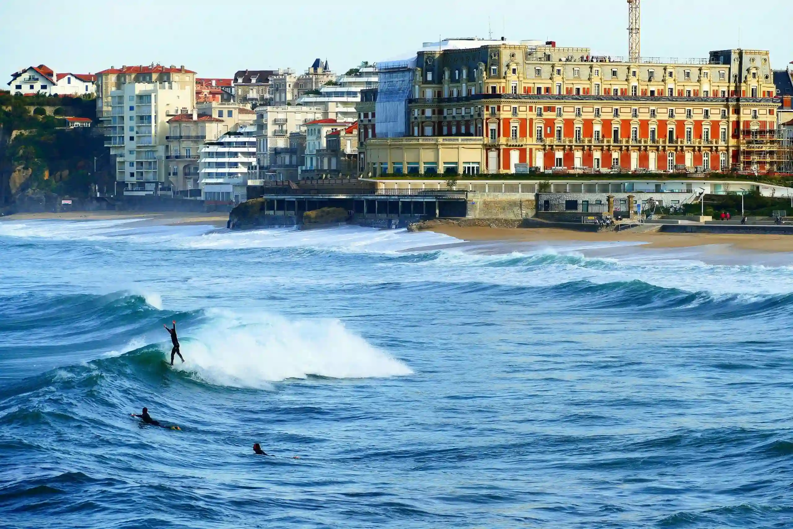 Surfeurs sur la grande plage de Biarritz face à l’Hôtel du Palais