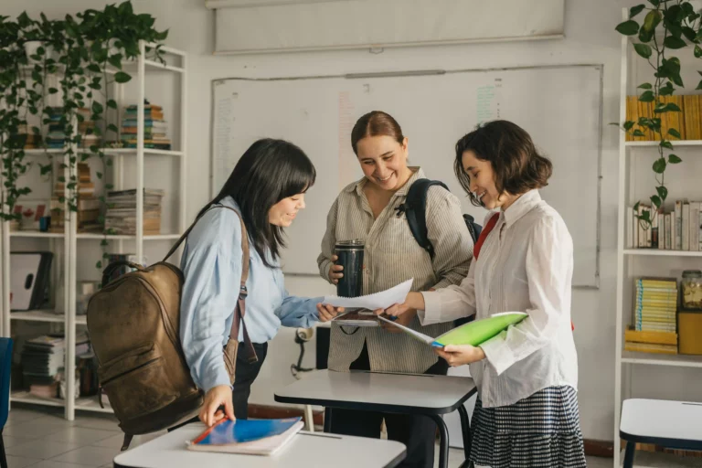 Petit groupe d'élèves qui échangent après un cours
