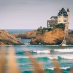 Des surfers sur les vagues face à la Villa Belza à Biarritz
