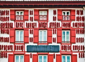 Façade de maisons avec piments d'Espelette