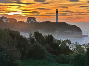 Vue sur le phare de Biarritz