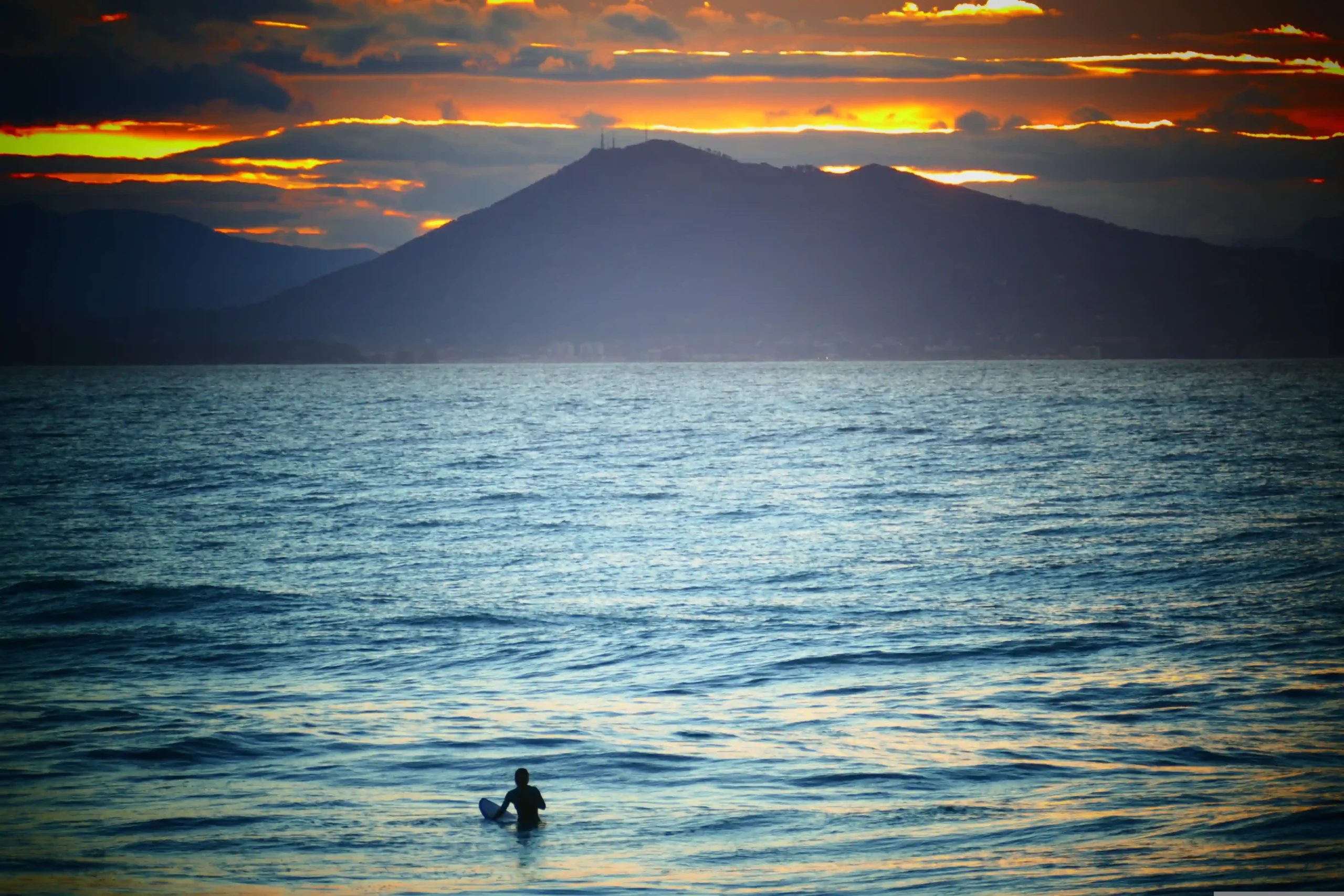 La Rhune vue depuis la mer avec un surfeur