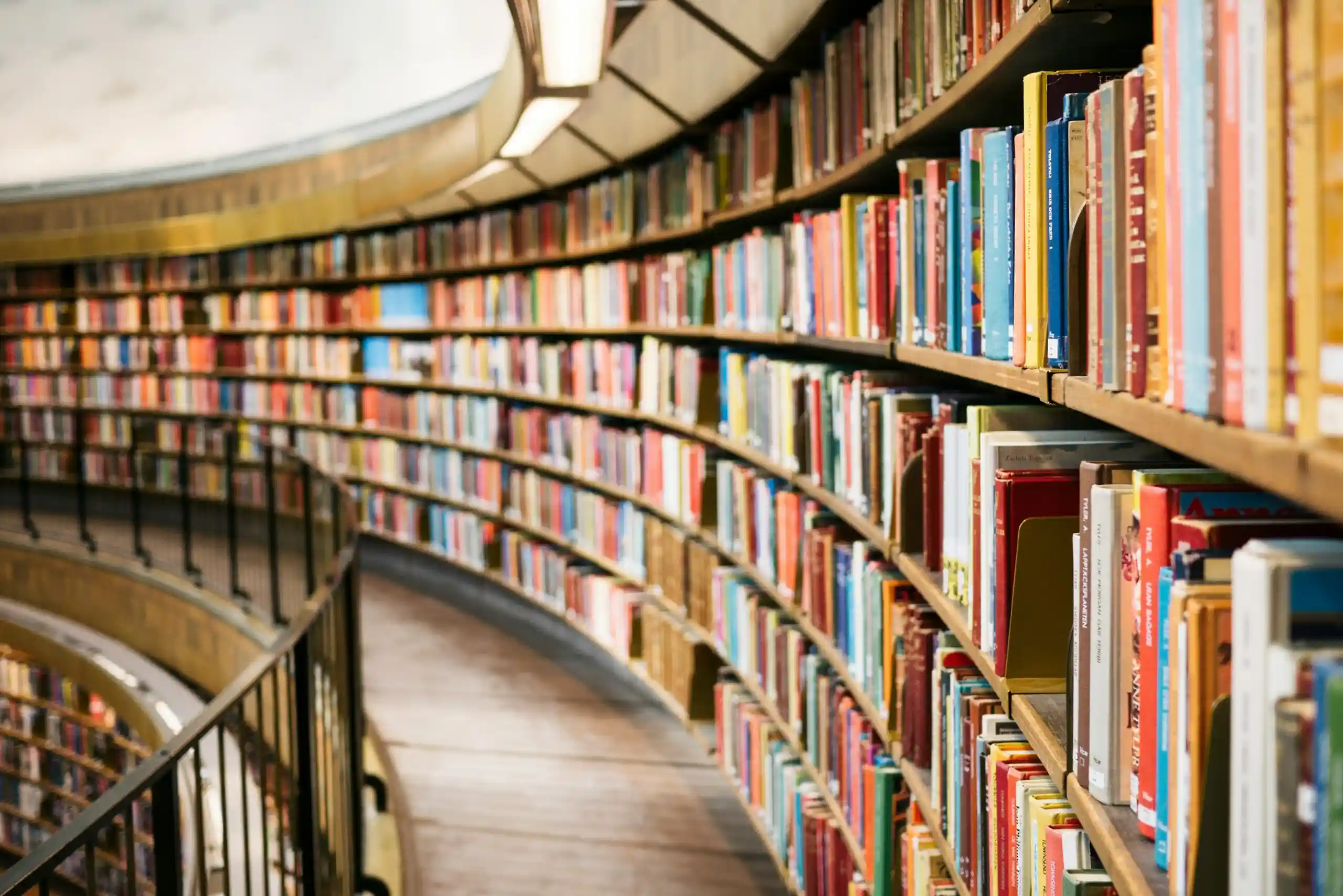 Rangée de livres dans une bibliothèque universitaire