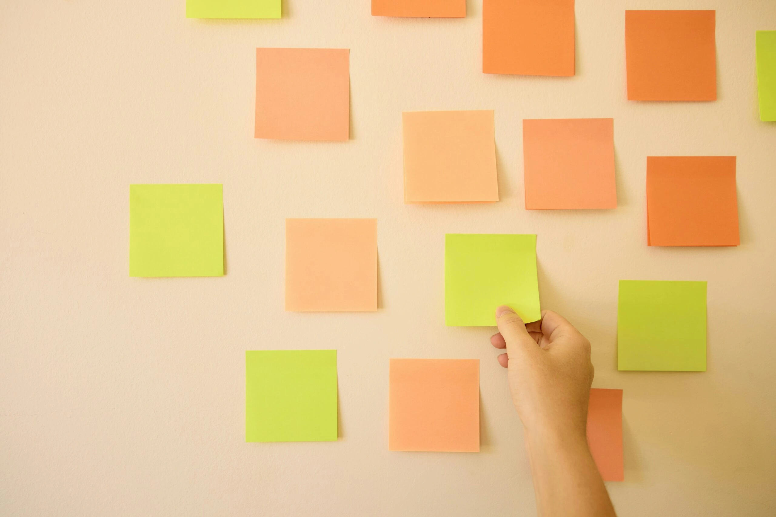 Organisation avec des post-it sur un mur
