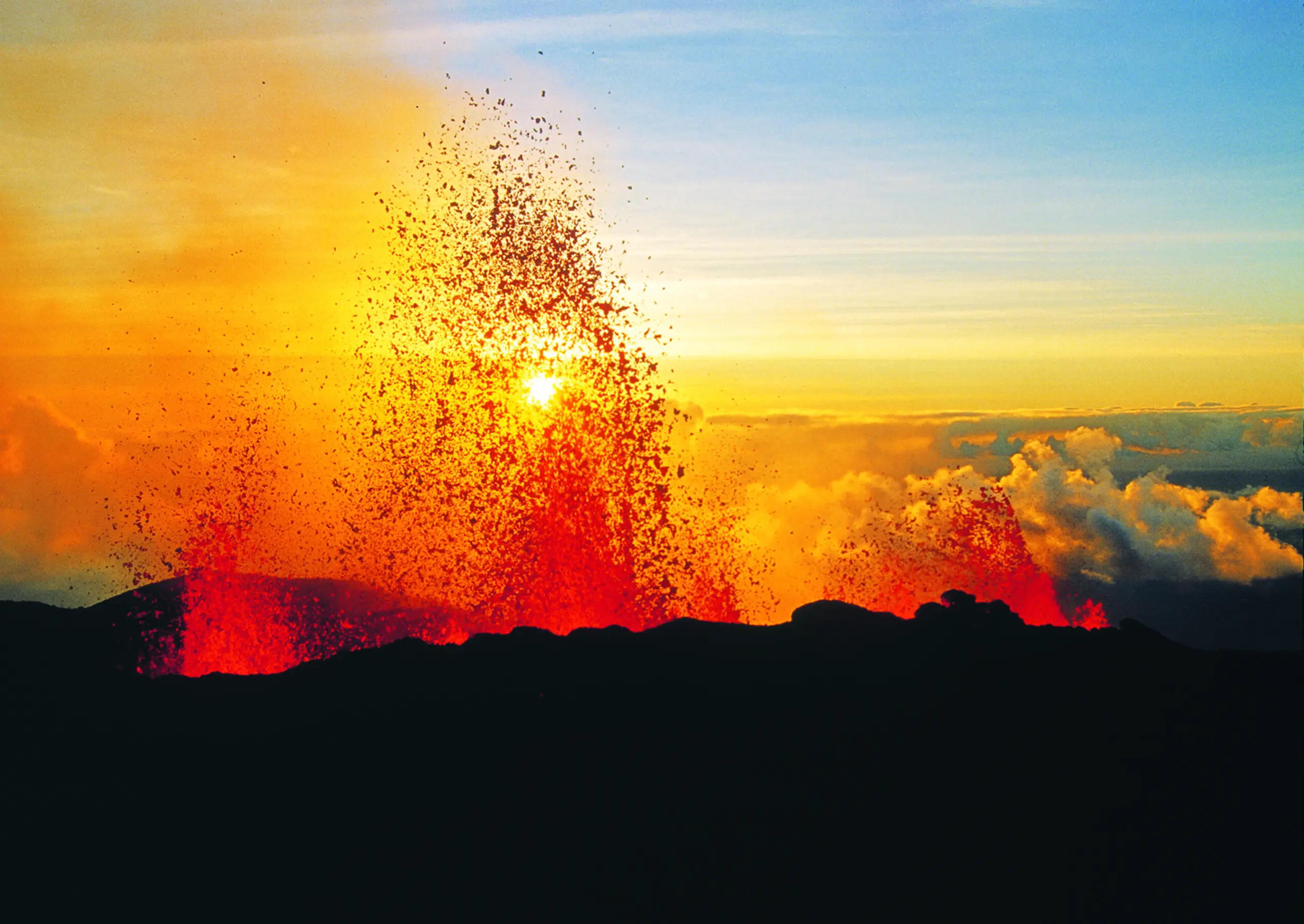 Le volcan Piton de la Fournaise en éruption