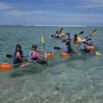Groupe en excursion kayak dans le lagon de La Réunion lors d’un séjour linguistique.