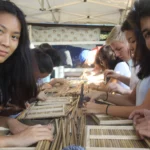 Atelier de fabrication de kayambs avec un groupe d’étudiants en séjour linguistique à La Réunion.
