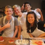 Groupe en atelier de cuisine française lors d’un séjour linguistique à La Réunion.