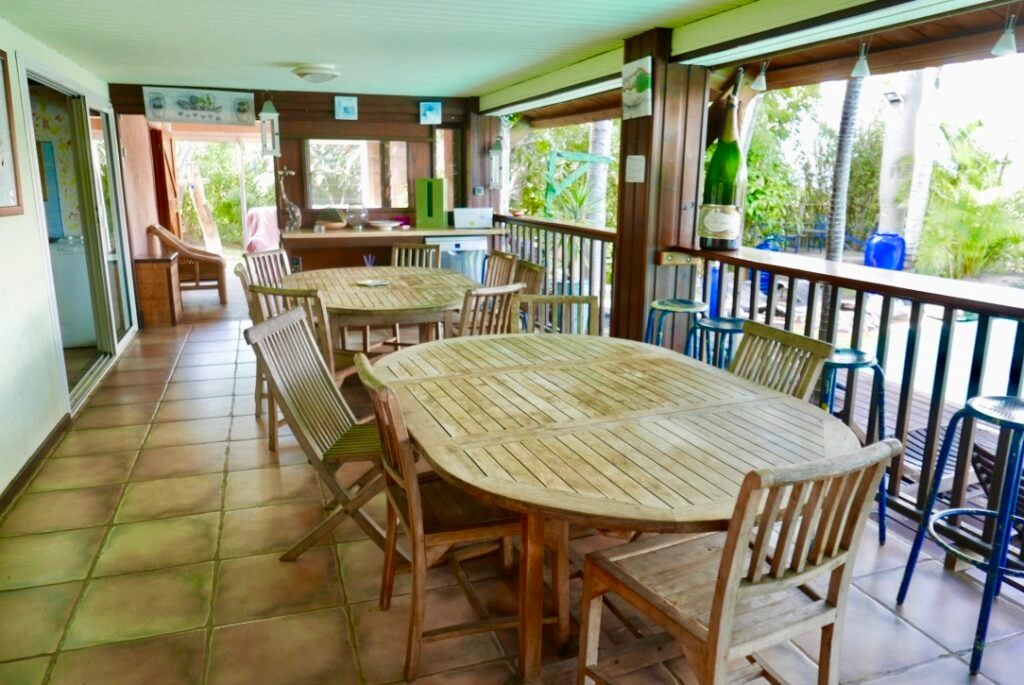 Salle commune avec table pour groupe
