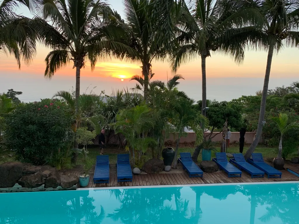 Piscine de la villa au coucher de soleil sur la mer